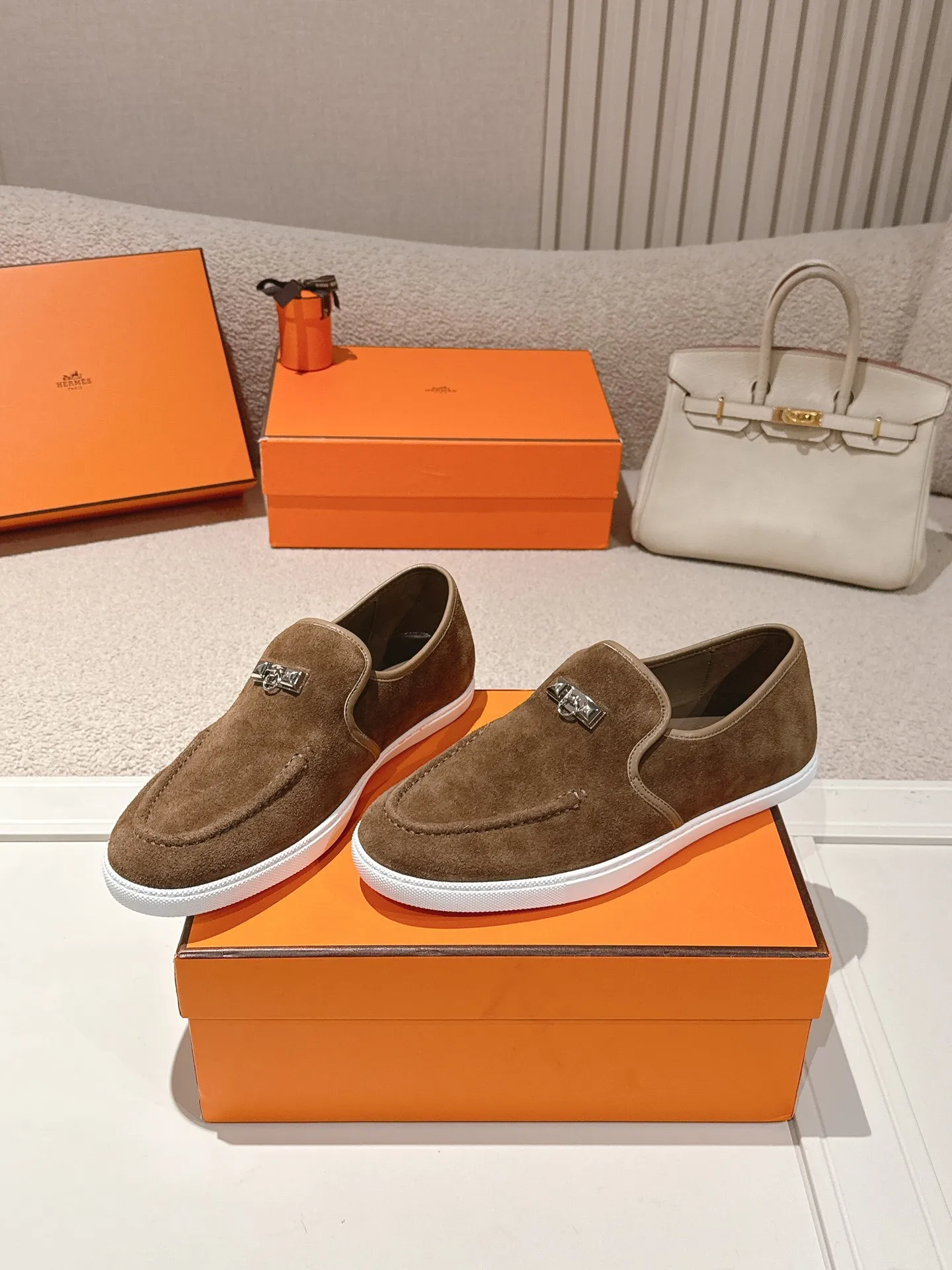 Men's Men's Shoes 600💰 Hermes# Couple Studded Loafers Calfskin and suede goatskin lace-up free sneakers with signature "H" detail. The design is simple and smooth, creating a fashionable urban look. It is comfortable and versatile. H family classics are not outdated, and the delivery counter is exquisitely packaged🛍📦 Fabric: Original customized imported first-layer cowhide/cow down Lining: Imported soft sheepskin Sole: Original open-molded anti-slip TPU material Size: 35-45